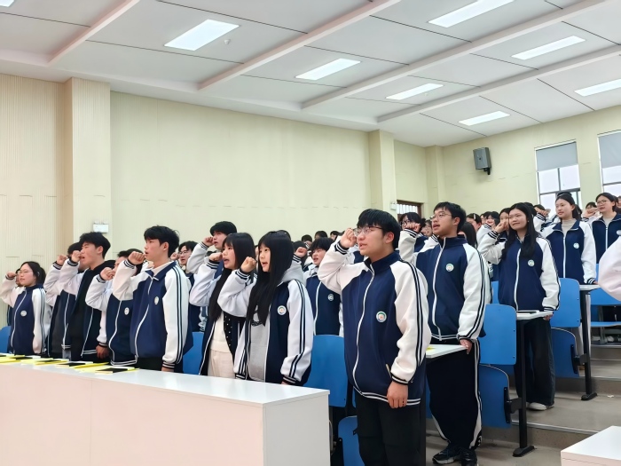 沐春奋进 礼赞先锋 ——宿州工业学校文化艺术系表彰优秀学子(图1)