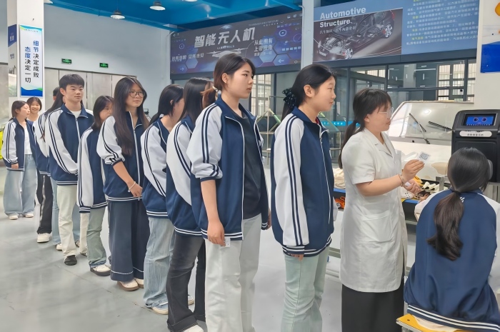 呵护心灵之窗 点亮精彩校园──宿州工业学校开展视力健康检查工作(图1)