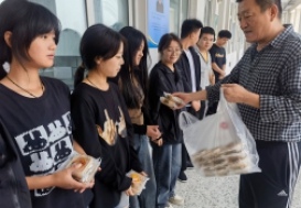 情暖中秋 爱满校园-----安徽省宿州工业学校教师看望中秋节期间留校学生