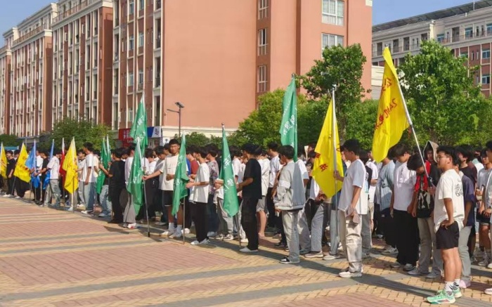 以“练”筑防 安全“宿”行——宿州工业学校开展学生宿舍消防安全综合演练(图1)