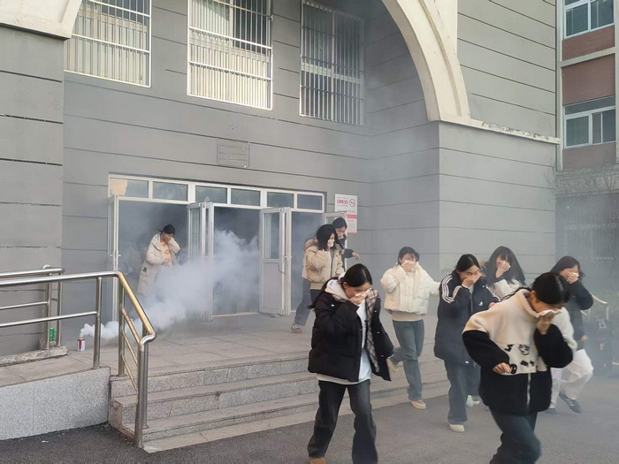  筑牢宿舍安全“防火墙” ——宿州工业学校开展女生宿舍消防演练(图1)