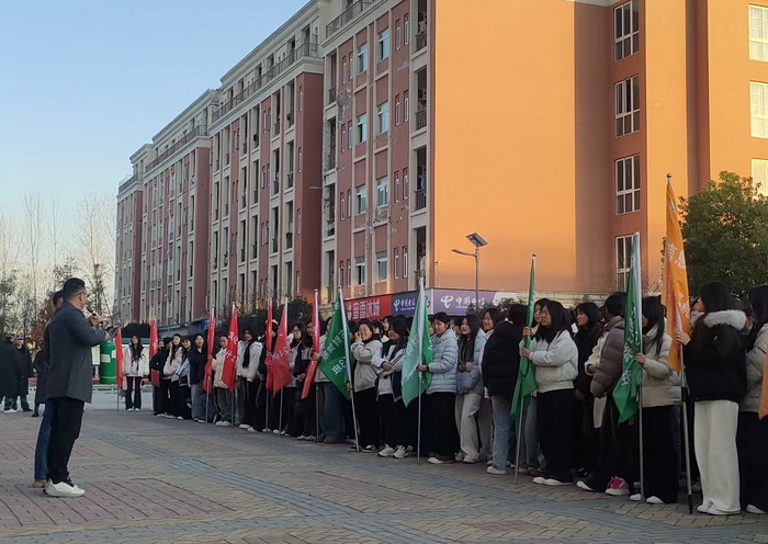  筑牢宿舍安全“防火墙” ——宿州工业学校开展女生宿舍消防演练(图2)