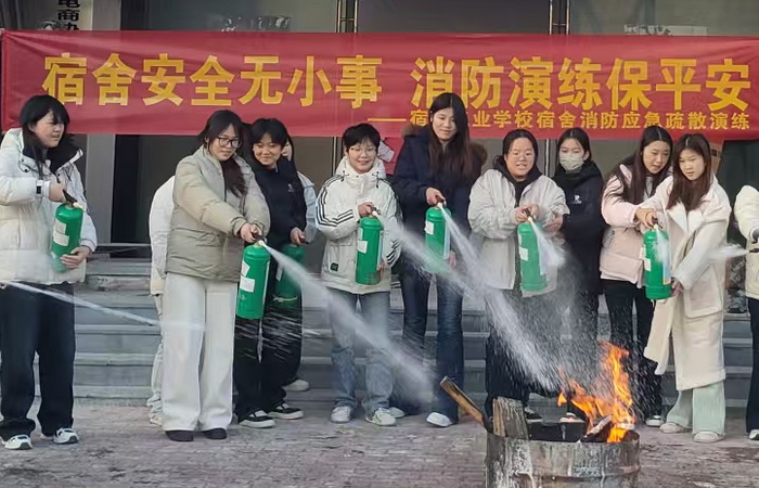  筑牢宿舍安全“防火墙” ——宿州工业学校开展女生宿舍消防演练(图3)